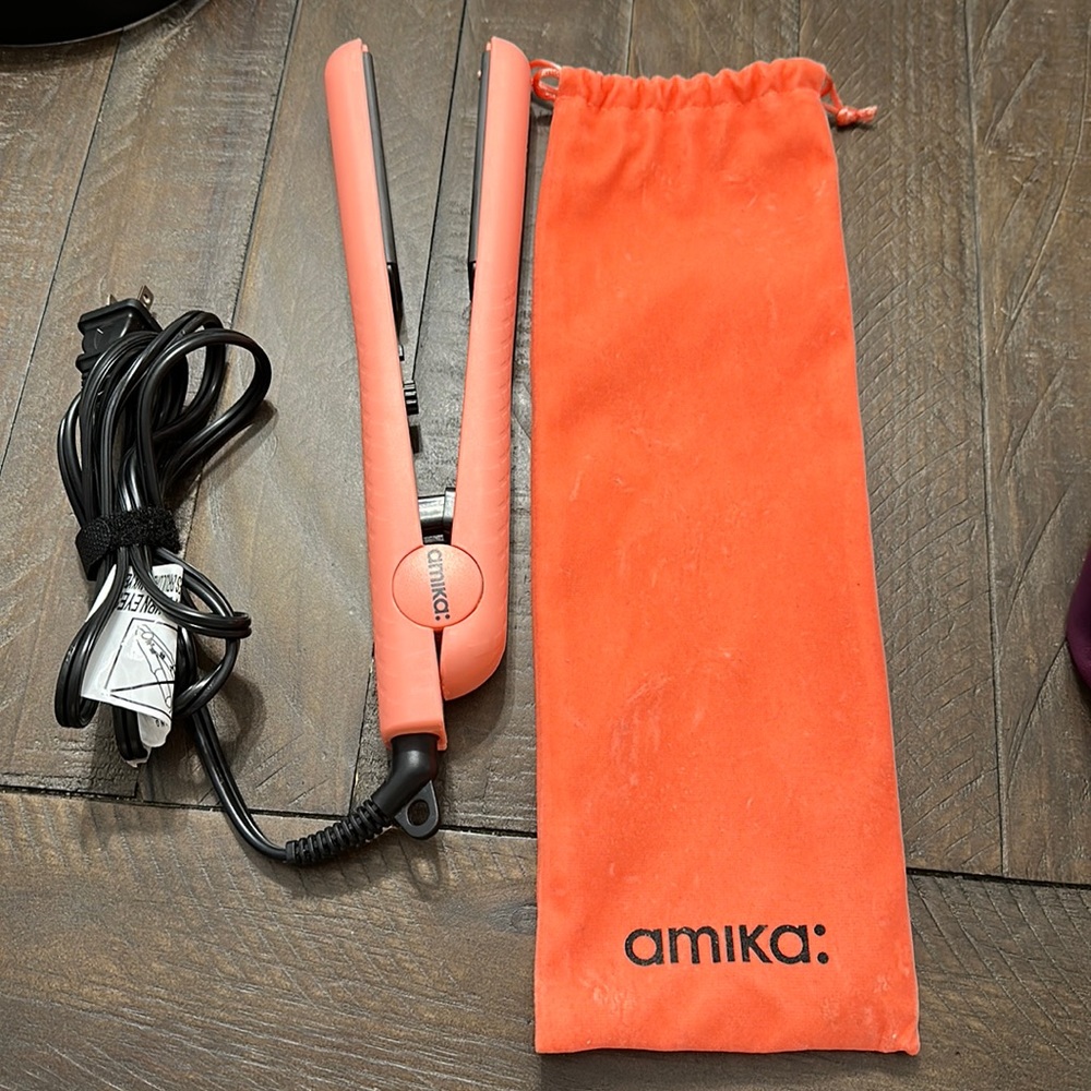 Amika hair straightener